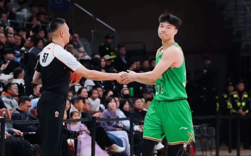 鄢手骐全场6投5中、三分3中3砍下15分2篮板3助攻2抢断